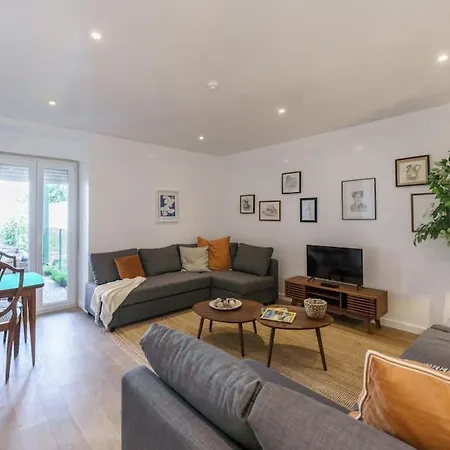 Charm With Patio Apartman