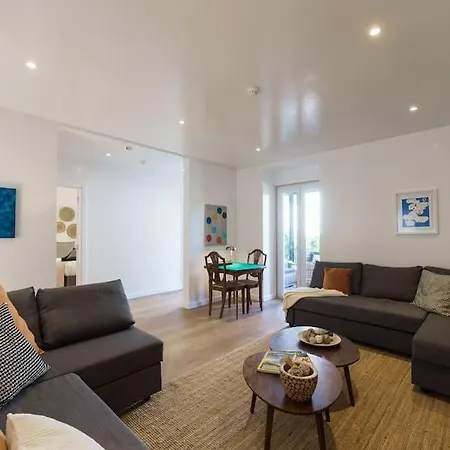 Appartamento Charm With Patio Lisbona