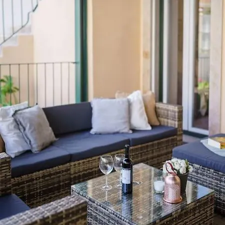 Apartment Charm With Patio Lissabon